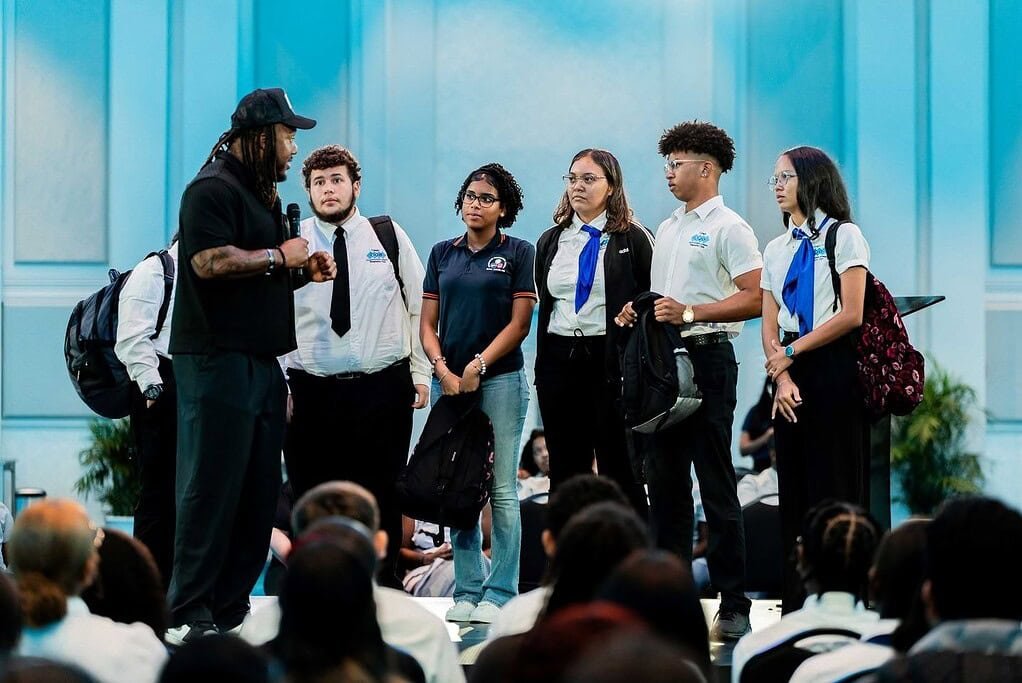 Aruba students and Trent Shelton on stage at the Voices of Tourism event, sharing leadership and motivation.