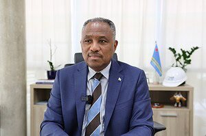 Minister di Husticia mr. drs. Arthur Dowers ta un tremendo cantante tambe