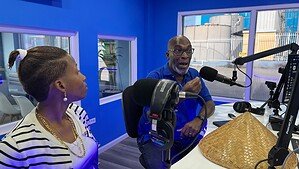 Marcelino Mauricio y Lady a bishita Djis Pa Hari Radio Variety Show pa papia tocante depresion y salud mental